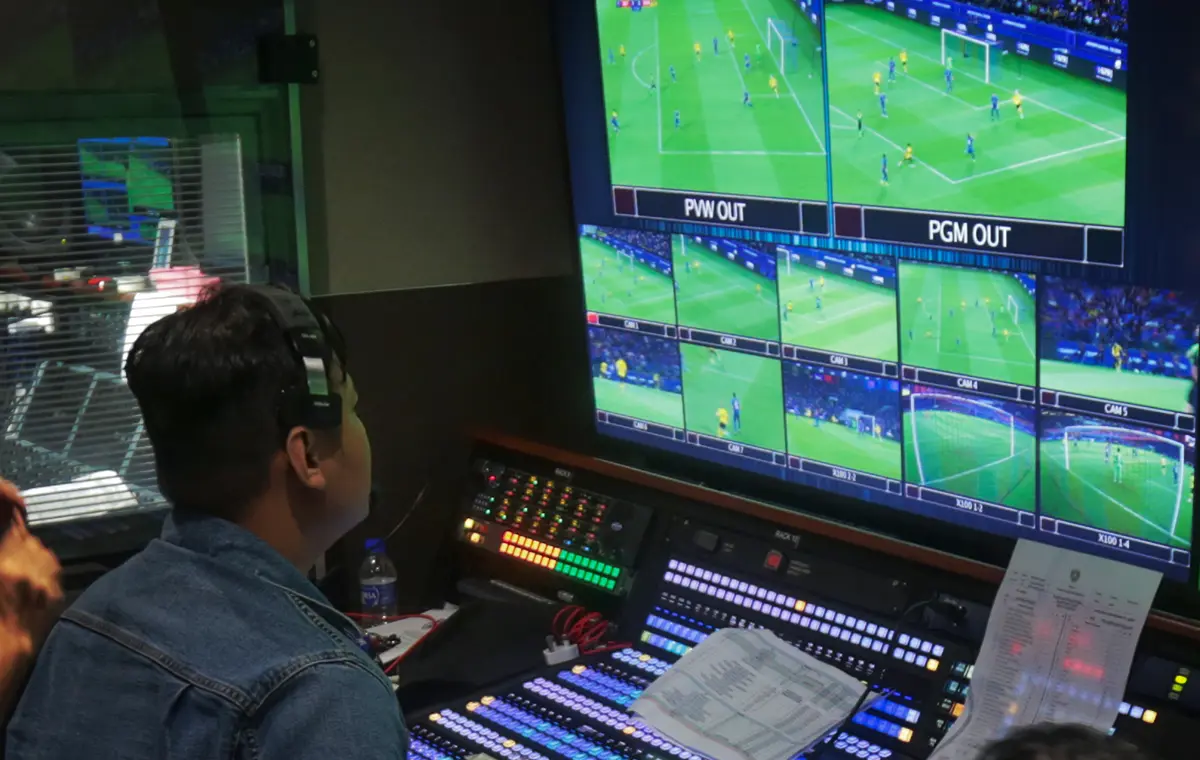 Real-time collaboration between camera operators.