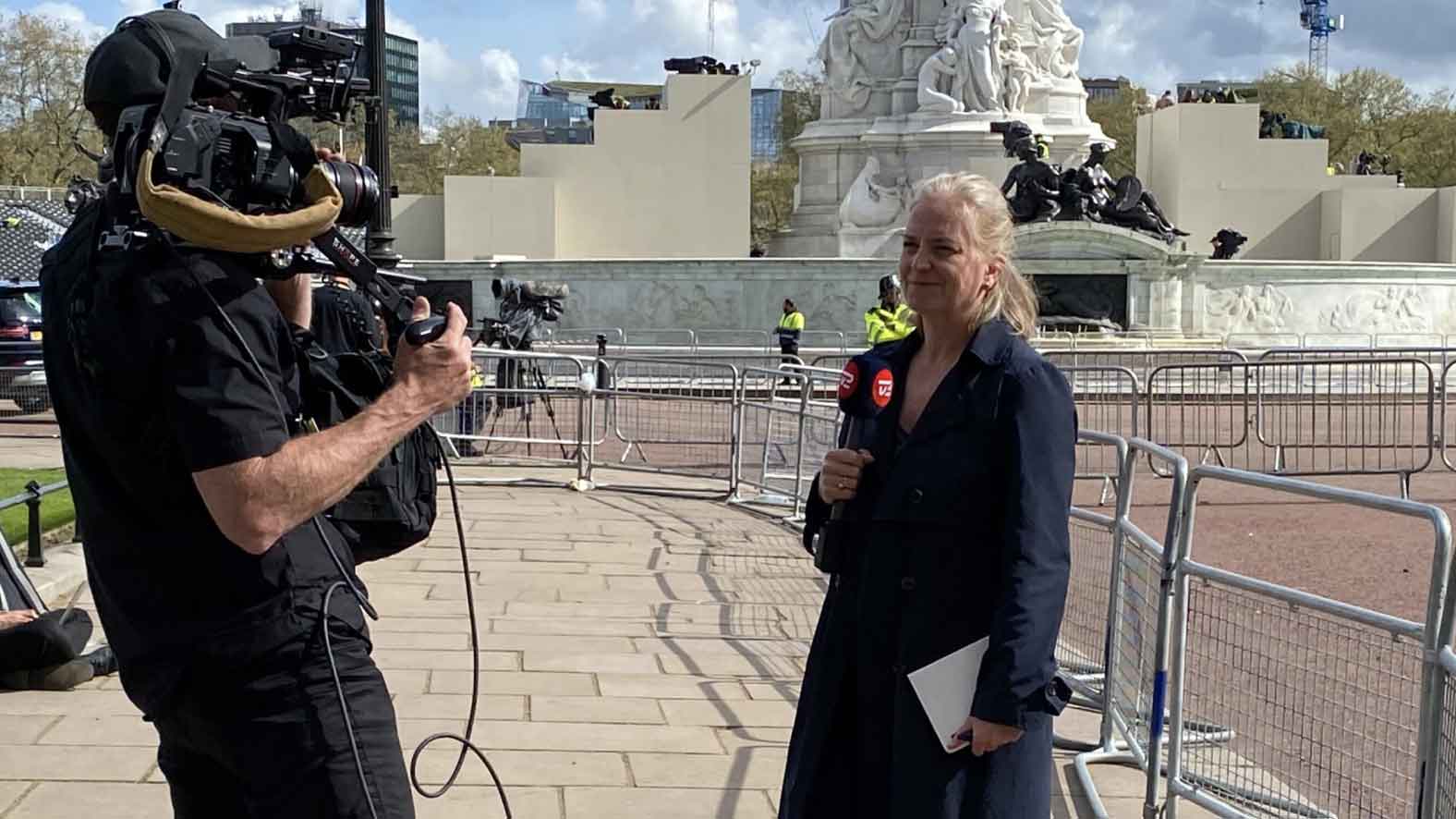 TV 2 Denmark captures live news coverage outside Buckingham Palace